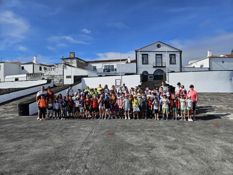 Junta de Freguesia de Santa Cruz da Graciosa promove a&ccedil;&atilde;o de limpeza entre a Calheta e a Barra com a colabora&ccedil;&atilde;o da EB1/JI de Santa Cruz da Graciosa